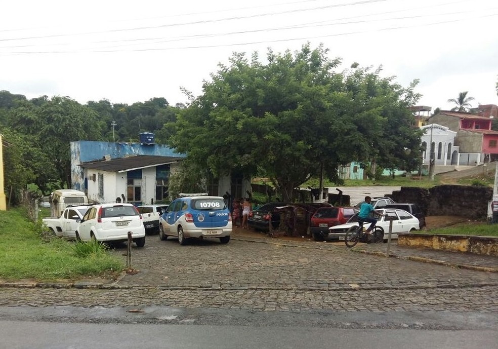 Delegacia de Ibirapitanga foi invadida e três presos fugiram na madrugada desta quinta-feira (Foto: Giro Ipiaú )