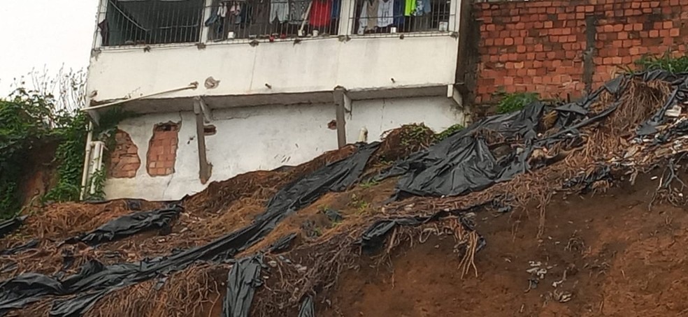 Deslizamento de terra foi registrado na manhã desta quinta-feira (26), na Vila Sabiá, que fica no bairro da Calçada, em Salvador. — Foto: Cid Vaz / TV Bahia