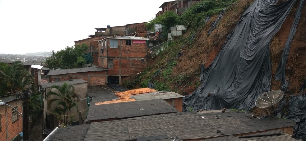 Deslizamento de terra foi registrado na manhã desta quinta-feira (26), na Vila Sabiá, que fica no bairro da Calçada, em Salvador. — Foto: Cid Vaz / TV Bahia