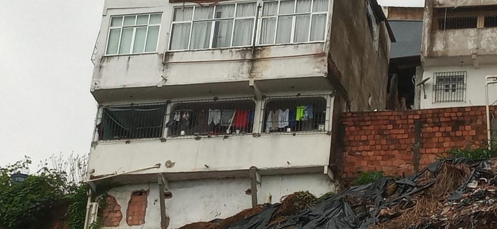 Deslizamento de terra foi registrado na manhã desta quinta-feira (26), na Vila Sabiá, que fica no bairro da Calçada, em Salvador. — Foto: Cid Vaz / TV Bahia