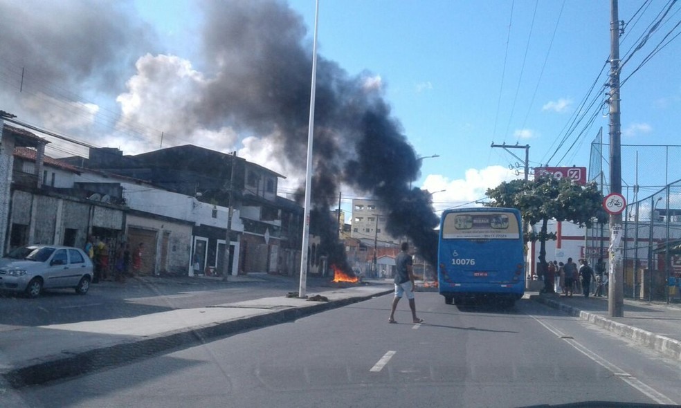 Manifestantes bloqueiam trÃ¢nsito na Avenida Porto dos Mastros, na Ribeira (Foto: ReproduÃ§Ã£o/ Transalvador)