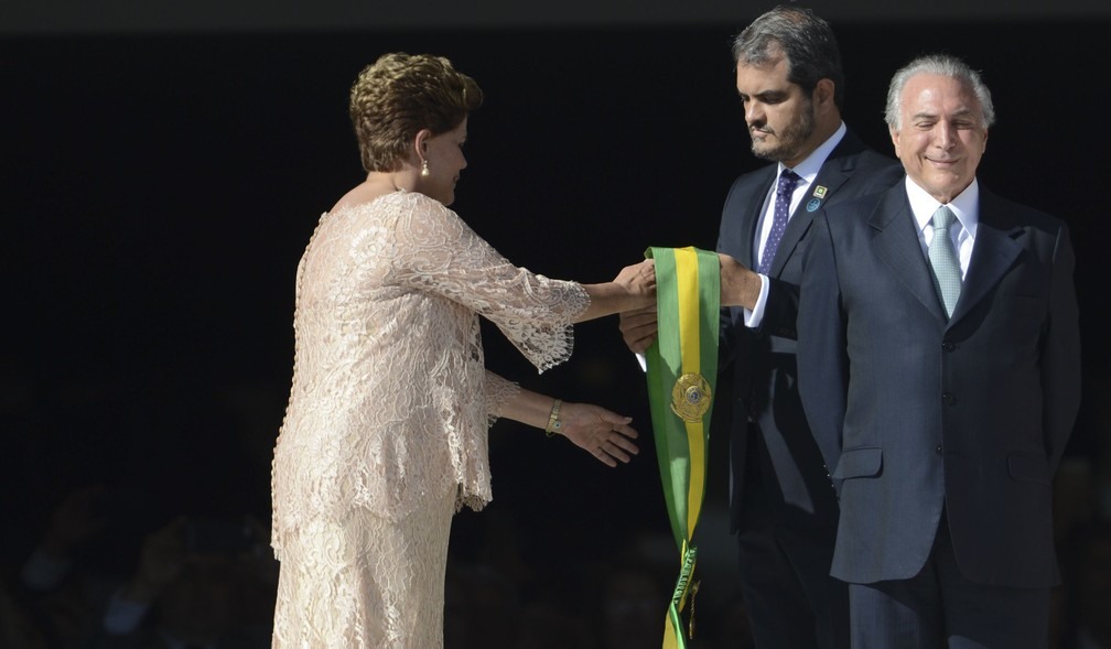 Na foto, Dilma recebe a faixa presidencial na cerimônia de posse de 1º de janeiro de 2015; à frente, o então vice Michel Temer (Foto: José Cruz/ABr)