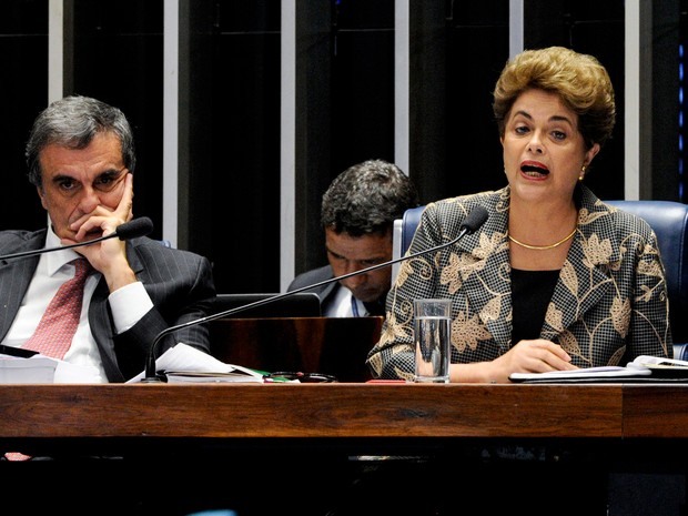 A presidente afastada, Dilma Rousseff, responde a perguntas de senadores nesta segunda-feira (29) (Foto: Edilson Rodrigues/Agência Senado)