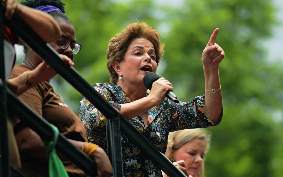 A ex-presidente Dilma Rousseff em imagem de janeiro de 2018, durante protesto em rente Ã  Assembleia Legislativa do Rio Grande do Sul, em Porto Alegre â?? Foto: Carl de Souza/AFP