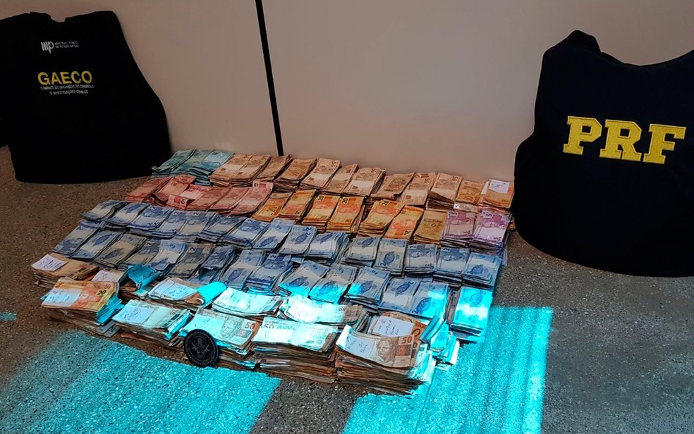 Polícia disse ter encontrado foram encontrados e apreendidos R$ 341 mil sem comprovação de origem no mercadinho (Foto: Divulgação/PRF)