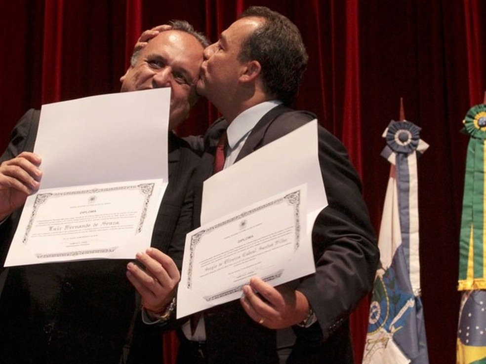 O entÃ£o governador SÃ©rgio Cabral e o seu vice, Luiz Fernando PezÃ£o, durante cerimÃ´nia no Theatro Municipal â?? Foto: Carlos Magno / Governo do Rio de Janeiro / DivulgaÃ§Ã£o