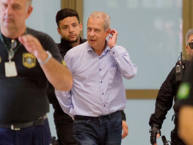 José Dirceu chega à Superintendência da Justiça Federal, em Curitiba, nesta sexta (29) (Foto: Paulo Lisboa/Brazil Photo Press/Estadão Conteúdo)