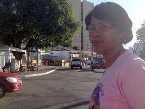 Dirlene Silva, atendente de farmácia, enfrentou dificuldades para pegar ônibus na manhã desta quarta (Foto: Juliana Almirante/G1)