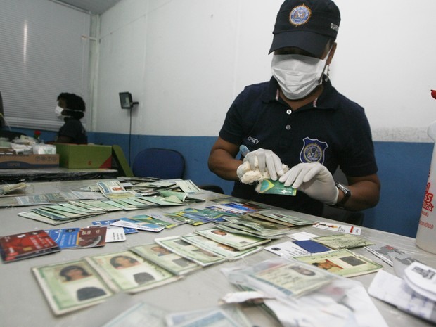 Documentos perdidos no carnaval de Salvador (Foto: Agência Estado)