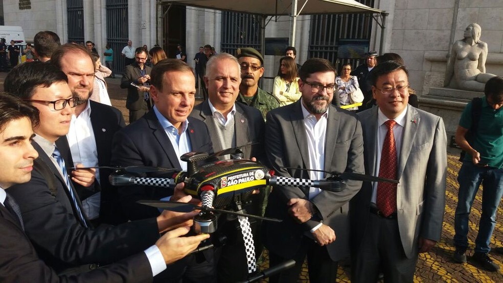 Prefeito João Doria (centro) um dos drones que não têm autorização para voar no Brasil (Foto: Tatiana Santiago/G1)