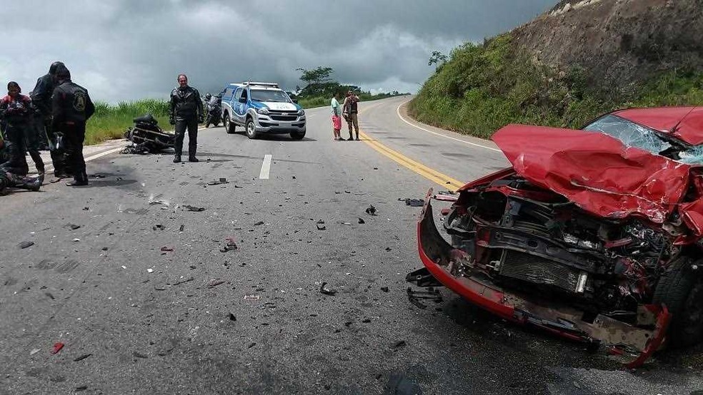 De acordo com a PolÃ­cia RodoviÃ¡ria Federal (PRF), o acidente aconteu no Km-652 da rodovia, depois que um carro com quatro pessoas tentou fazer uma ultrapassagem indevida, invadiu a pista contrÃ¡ria e atingiu a moto de MÃ¡rcio Cleber Costa dos Santos, de 48 anos â?? Foto: PolÃ­cia RodoviÃ¡ria Federal (PRF)