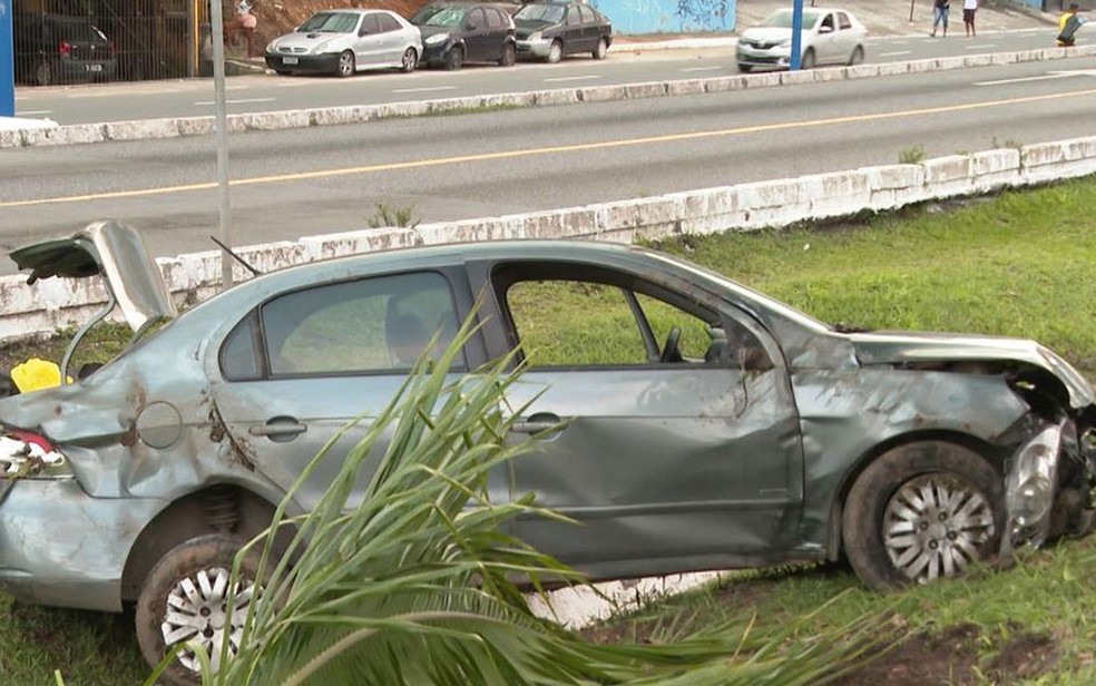 Dupla bate carro em poste durante perseguição policial e é presa em Salvador  — Foto: Reprodução/TV Bahia