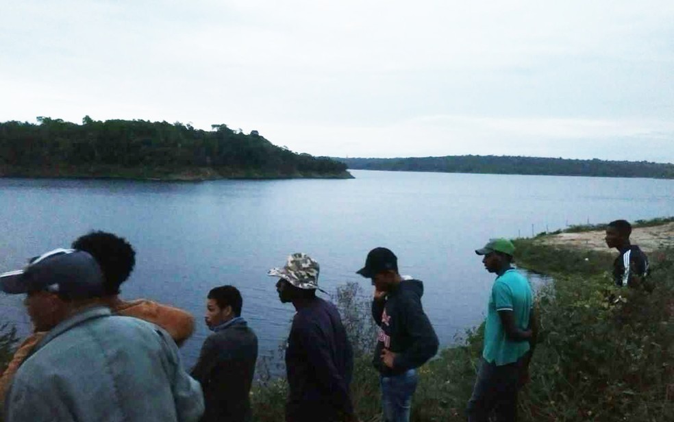 Jovem que estava na canoa está desaparecido, segundo Bombeiros (Foto: Divulgação/ Corpo de Bombeiros)