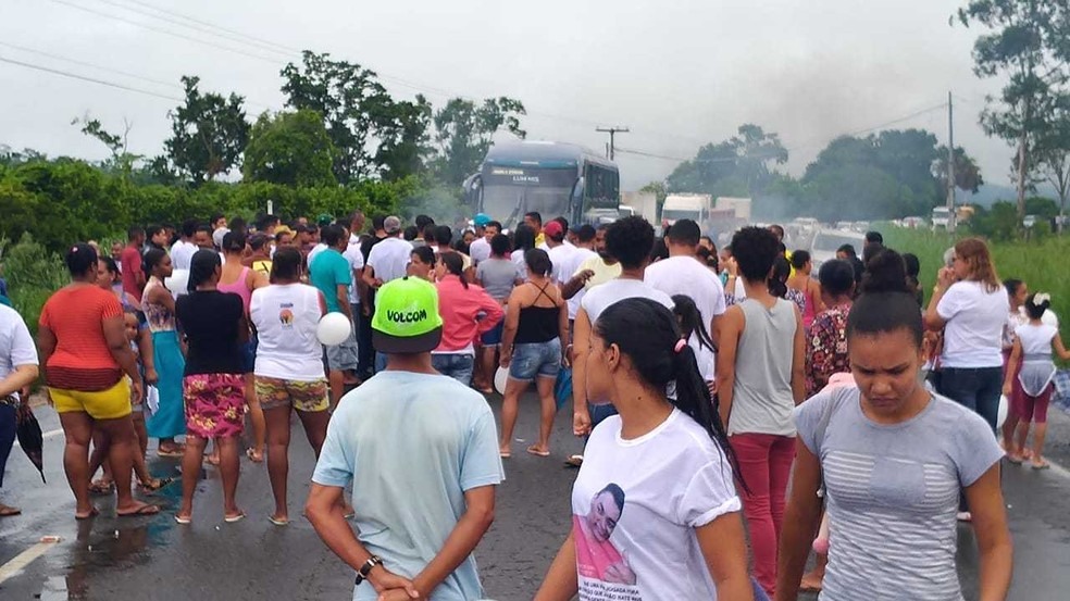 Rodovia ficou totalmente bloqueada nos dois sentidos da BR-330. â?? Foto: Blog Giro IpiaÃº