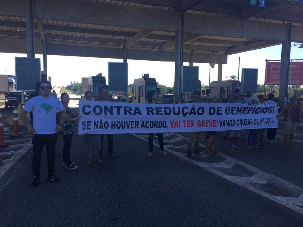 Por volta das 9h30, eles continuavam na rodovia, bloqueando as cabines do pedÃ¡gio.  â?? Foto: FENECREP