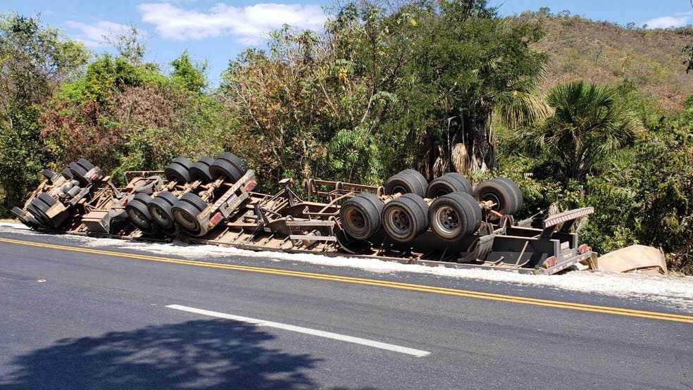 Conforme a PolÃ­cia RodoviÃ¡ria Federal (PRF), o acidente ocorreu no KM-812, na terÃ§a-feira (27). A carreta estava carregada com grÃ£os de algodÃ£o.  â?? Foto: Blog do Braga