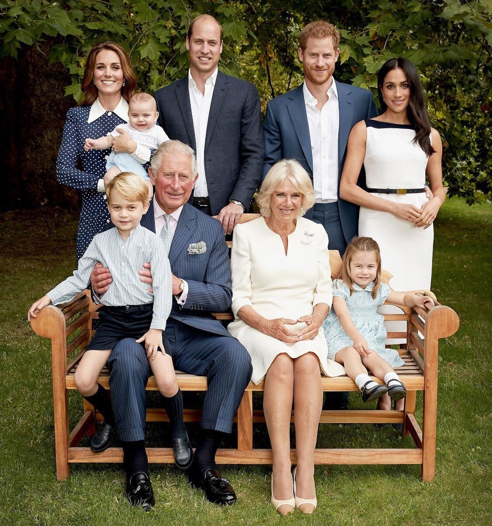 O prÃ­ncipe Charles aparece ao lado da mulher, Camilla, dos filhos, William e Harry, das noras, Kate e Meghan, e dos netos, George, Charlotte e Louis em foto divulgada na terÃ§a-feira (13), vÃ©spera de seu 70Âº aniversÃ¡rio â?? Foto: Chris Jackson/Clarence House