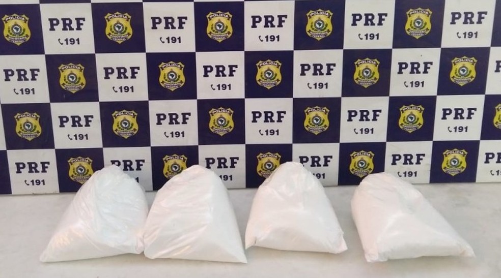 Jovem de 18 anos foi presa com 4 kg de cocaÃ­na na Bahia â?? Foto: DivulgaÃ§Ã£o/PRF