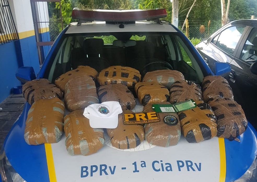 Droga foi localizada durante fiscalizaÃ§Ã£o de trÃ¢nsito da 1Âª Companhia do BatalhÃ£o de PolÃ­cia RodoviÃ¡ria (BPRv), na quarta-feira (26).  â?? Foto: PolÃ­cia Militar (PM)