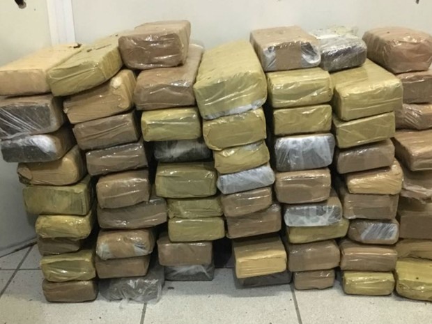 Polícia apreendeu 70kg de maconha com dupla que tentou fugir de carro pela BR-116 (Foto: Divulgação: Polícia Civil)