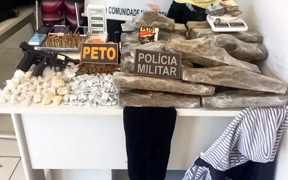 Drogas foram apreendidas com jovens dentro de casa (Foto: Blog Sigi Vilares)