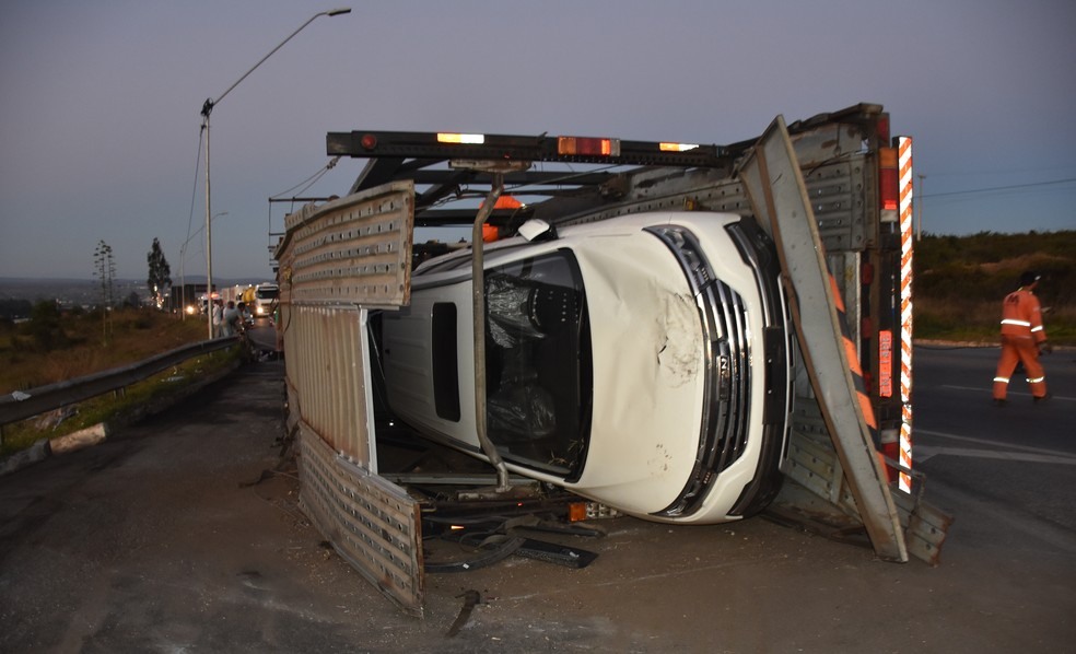 Carreta cegonheira tombou no Anel RodoviÃ¡rio Jadiel Vieira Matos, em VitÃ³ria da Conquista (Foto: Anderson Oliveira / Blog do Anderson)