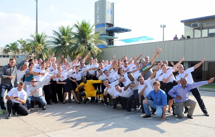 Bolt posa para fotos com militares no Cefan (Foto: Laerte Silva)