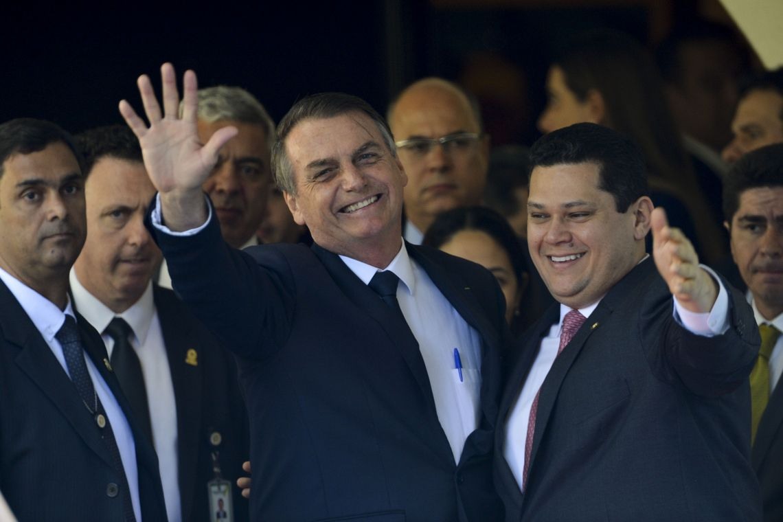 O presidente Jair Bolsonaro e o presidente do Senado, Davi Alcolumbre, apÃ³s reuniÃ£o com parlamentares e governadores, na residÃªncia oficial do Senado.