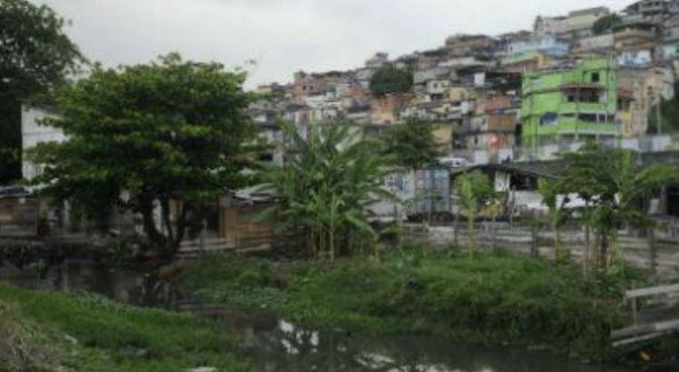 Resultado de imagem para Policiais prendem suspeito de chefiar quadrilha na Maré, no Rio