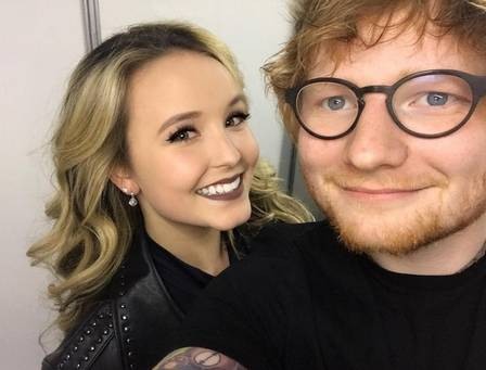 Larissa Manoela tieta Ed Sheeran em show