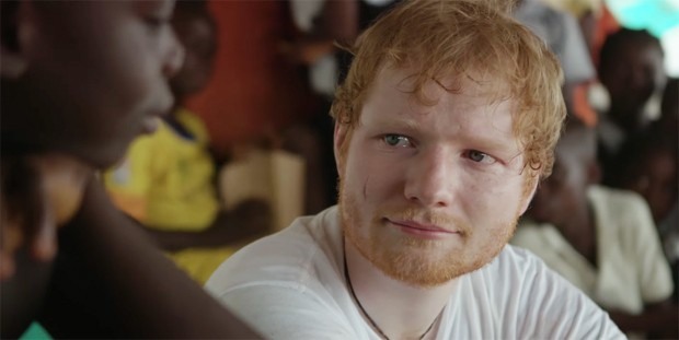 Ed Sheeran emocionado ao conversar com uma criança (Foto: Reprodução)