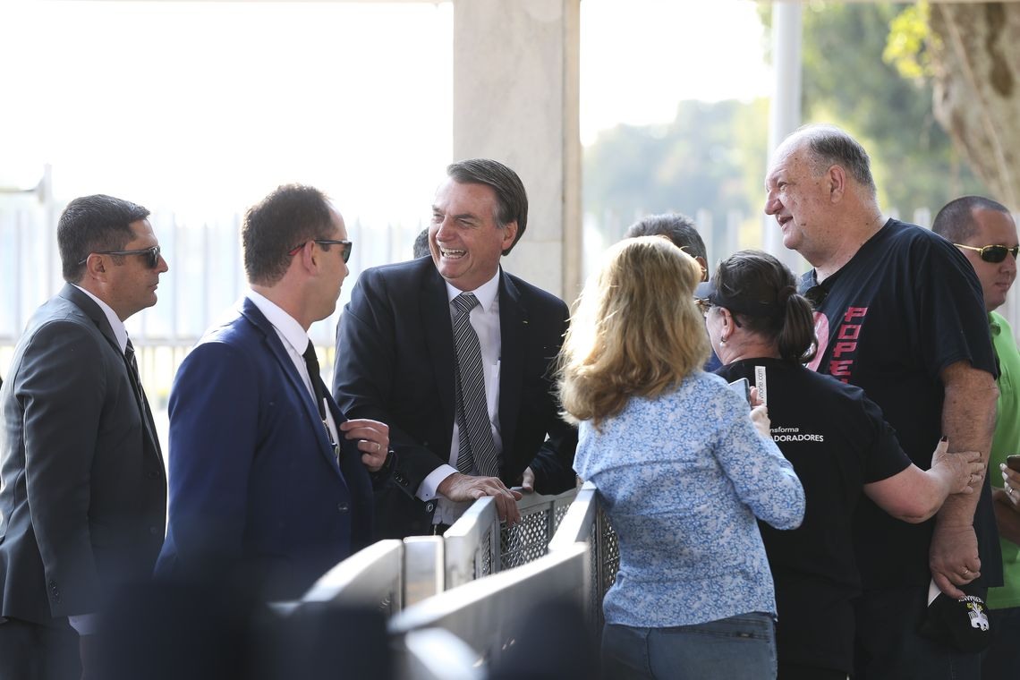 O presidente Jair Bolsonaro, cumprimenta populares  no PalÃ¡cio da Alvorada