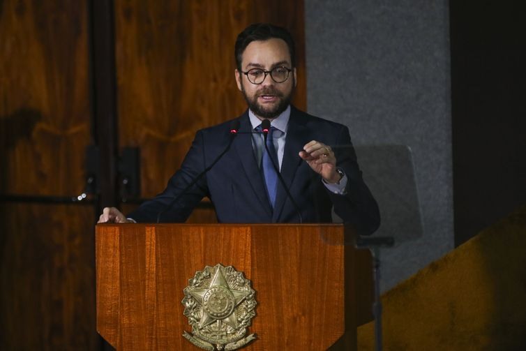 O ministro dos Direitos Humanos, Gustavo do Vale Rocha, participa da cerimÃ´nia de assinatura de atos de consolidaÃ§Ã£o dos decretos normativos do governo federal e do lanÃ§amento do aplicativo Planalto Legis. 