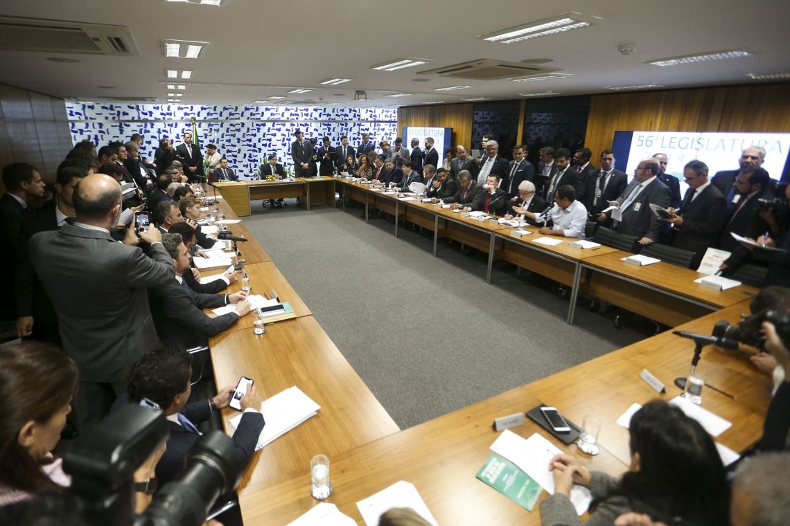 O presidente da CÃ¢mara dos Deputados, Rodrigo Maia, coordena reuniÃ£o de lÃ­deres partidÃ¡rios