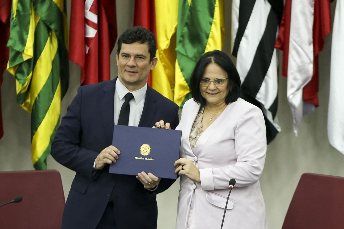 Os ministros da JustiÃ§a e SeguranÃ§a PÃºblica, Sergio Moro, e da Mulher, da FamÃ­lia e dos Direitos Humanos, Damares Alves, durante cerimÃ´nia de assinatura de acordo de cooperaÃ§Ã£o tÃ©cnica para estabelecimento de polÃ­ticas pÃºblicas de combate Ã 