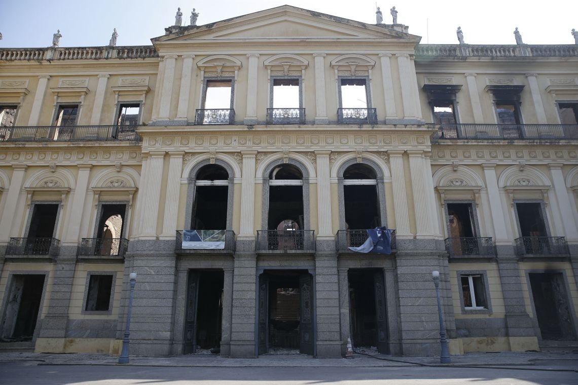 Bombeiros e Defesa Civil trabalham apÃ³s incÃªndio no Museu Nacional, na Quinta da Boa Vista, na zona norte do Rio.