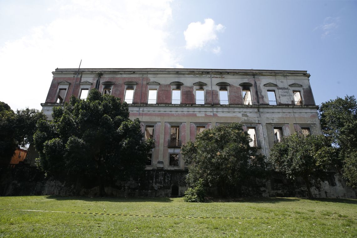 Museu Nacional do Rio de Janeiro continua interditado pela Defesa Civil apÃ³s ter sido destruÃ­do por um incÃªndio na noite do Ãºltimo domingo. 