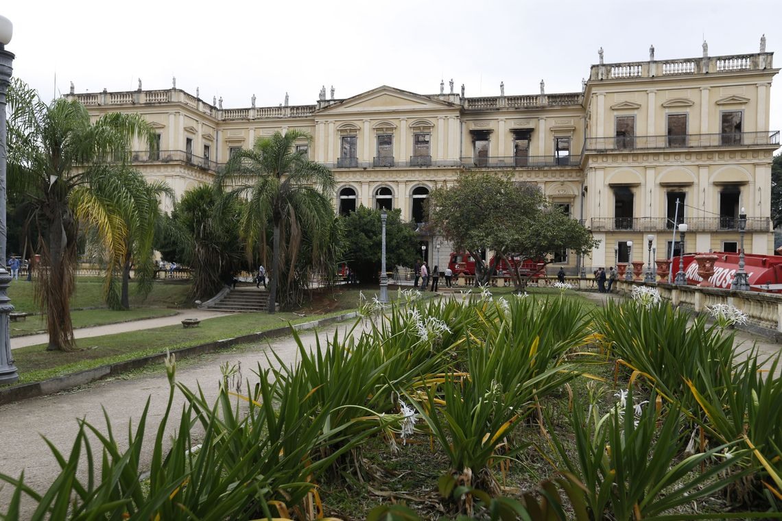 Museu Nacional do Rio de Janeiro continua interditado pela Defesa Civil apÃ³s ter sido destruÃ­do por um incÃªndio na noite do Ãºltimo domingo. 