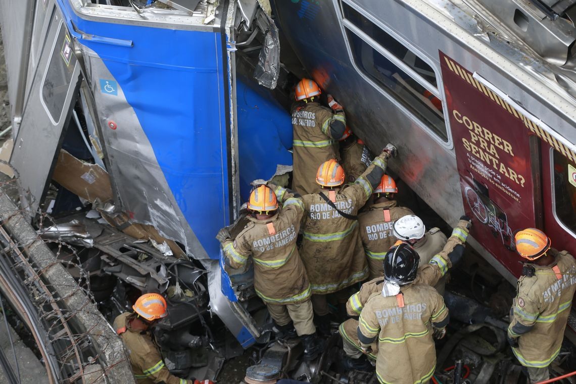 Dois trens bateram na EstaÃ§Ã£o de SÃ£o CristÃ³vÃ£o, na Zona Norte do Rio de Janeiro, na manhÃ£ desta quarta-feira