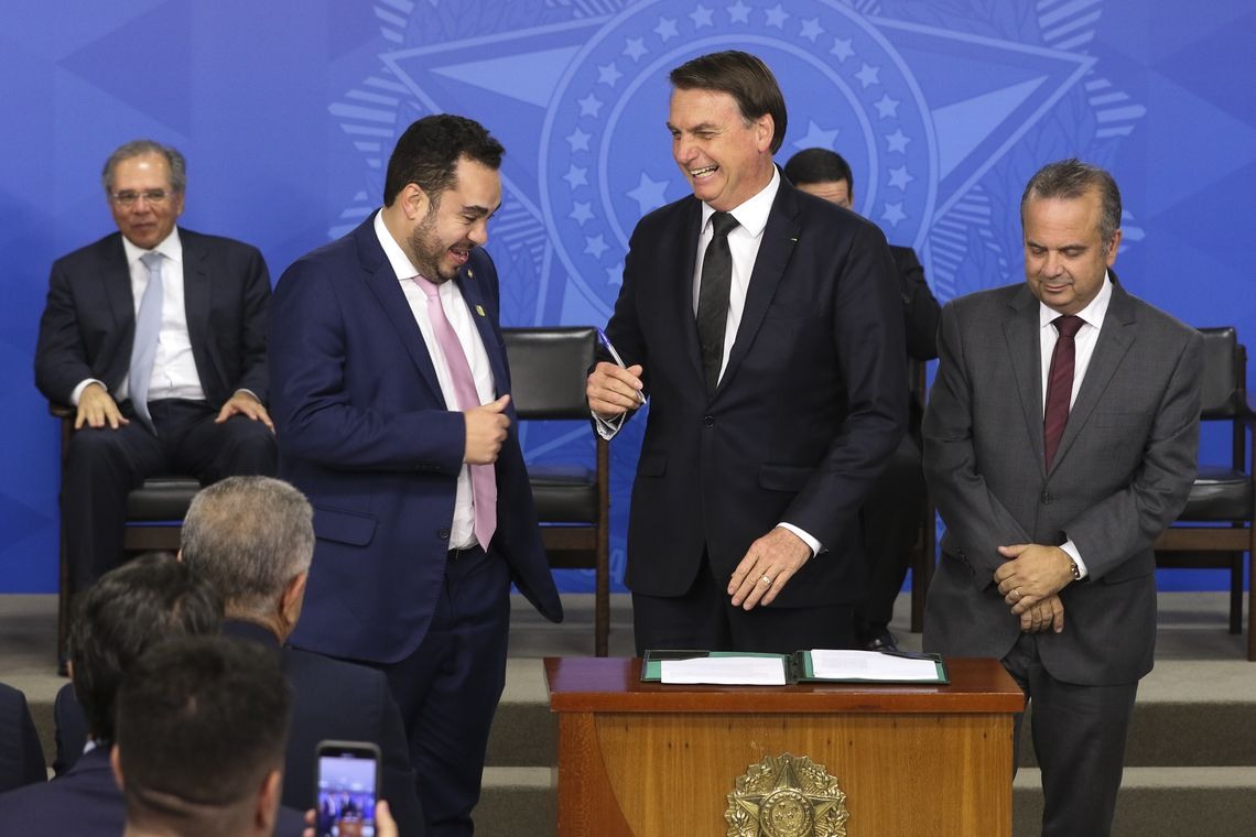 O ministro da economia, Paulo Guedes, o presidente, Jair Bolsonaro, e o deputado, Paulo Eduardo Lima Martins, participam da solenidade de SanÃ§Ã£o da Lei de Combate Ã s Fraudes PrevidenciÃ¡rias.