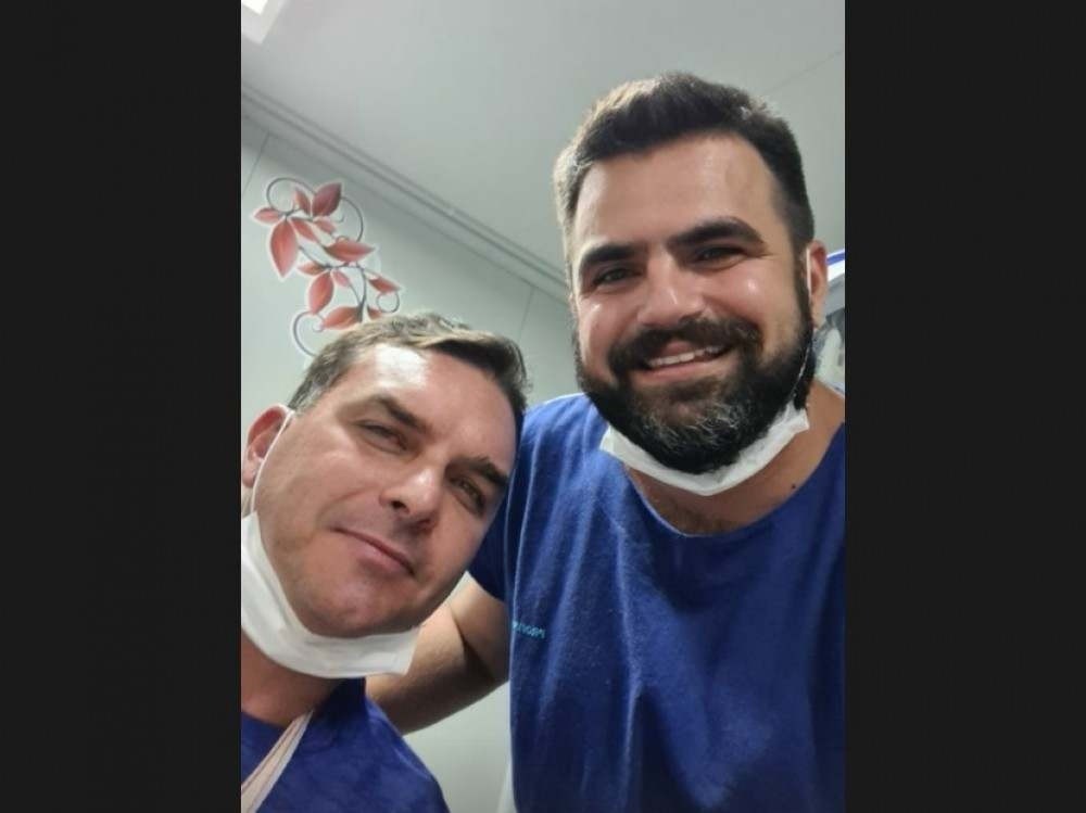 O médico Marvel Faber Pelucio Falcão postou uma foto com o senador nas redes sociais -  (crédito: Reprodução/Instagram)