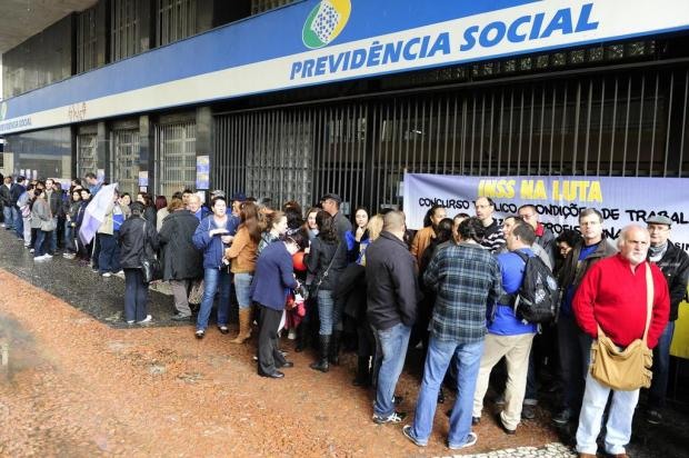 Resultado de imagem para fotos de aposentados na fila do inss