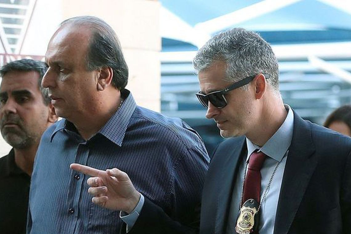 BRA02 RIO DE JANEIRO (BRASIL), 29/11/2018.- El Gobernador de Rio de Janeiro Luiz Fernando PezÃ£o (c), llega a la Policcia Federal arrestado por corrupciÃ³n en el operativo Lava Jato hoy, 29 de noviembre de 2018 en la ciudad de Rio de Janeiro,