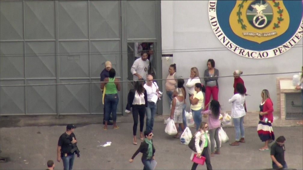 Empresário Eike Batista deixou o presídio de Bangu por volta das 9h25 deste domingo após dois meses preso (Foto: Reprodução/GloboNews)