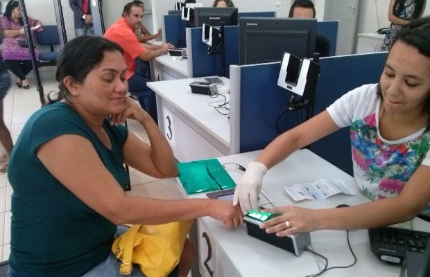 Resultado de imagem para fotoss de pessoas fazendo biometria