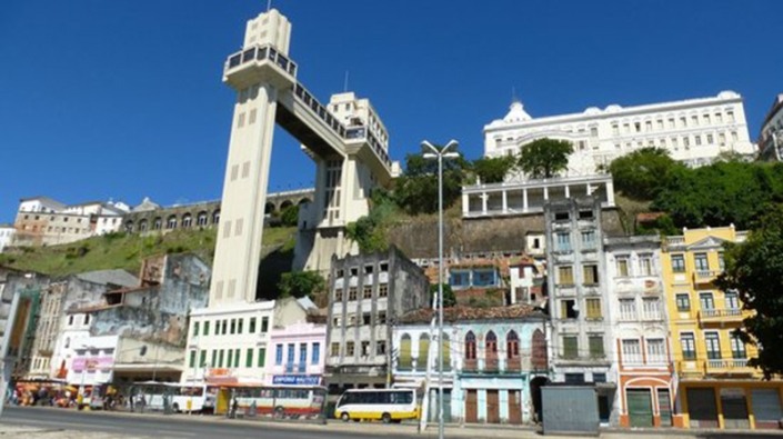 Resultado de imagem para no bairro do Comércio, em frente ao Elevador Lacerda