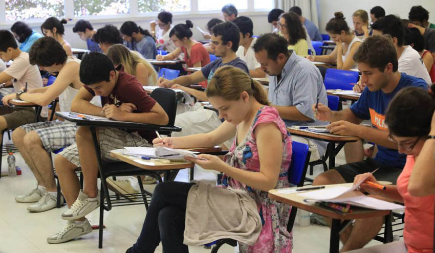 Resultado de imagem para fotos de estudantes do enem