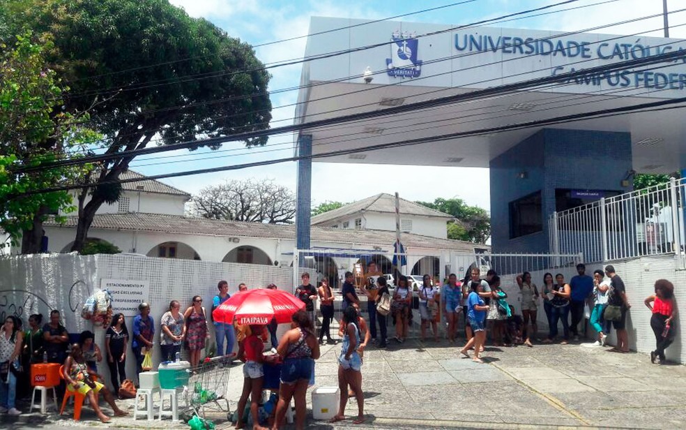 ENEM 2017 - DOMINGO (5) – SALVADOR (BA) – Estudantes chegam para o primeiro dia do Enem na Universidade Católica do Salvador, na capital baiana (Foto: Alan Oliveira/G1)