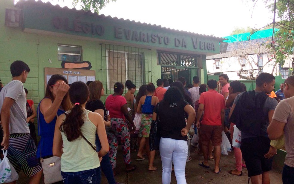 NEM 2017 - DOMINGO (5) – SALVADOR (BA) – Com abertura dos portões às 11h do horário de Salvador, estudantes que chegaram cedo são os primeiros a entrar no Colégio Evaristo da Veiga, na Avenida Garibaldiara o primeiro dia do Enem na Universidade Católica do Salvador, na capital baiana (Foto: Alan Oliveira/G1)