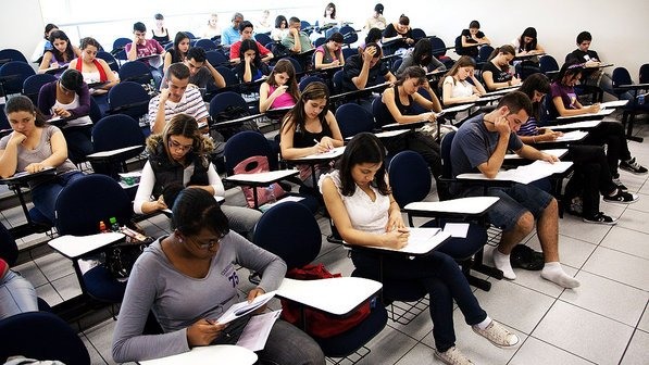 Resultado de imagem para fotos de alunos do enem